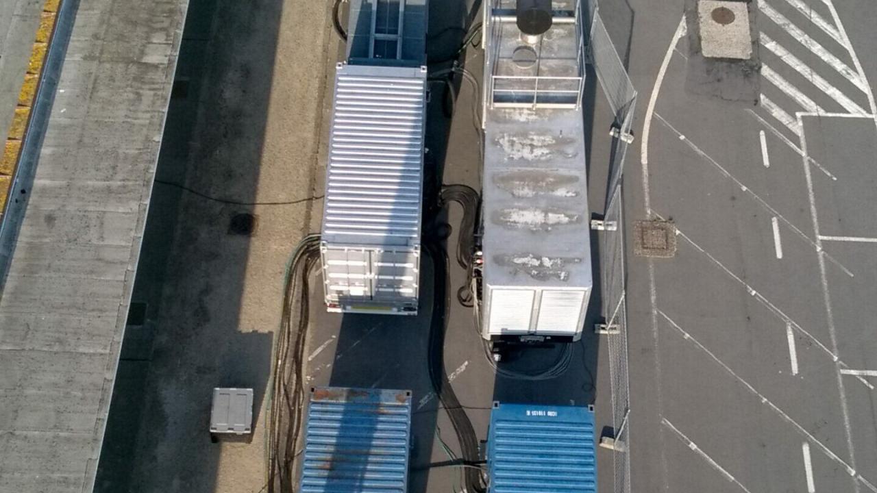 Mobiele stroombeveiliging tijdens ombouw vaste UPS op de luchthaven van Oostende