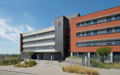 L’hôpital Marie Curie de Charleroi évite plus de 1500 tonnes d’émissions de CO2 par an grâce à la cogénération et aux panneaux solaires installés et financés par Luminus.