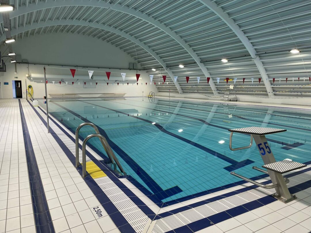 Plus de 40 % d’économie d’énergie primaire et d’émissions CO2 à la piscine de St. Georges-sur-Meuse, grâce à la rénovation énergétique